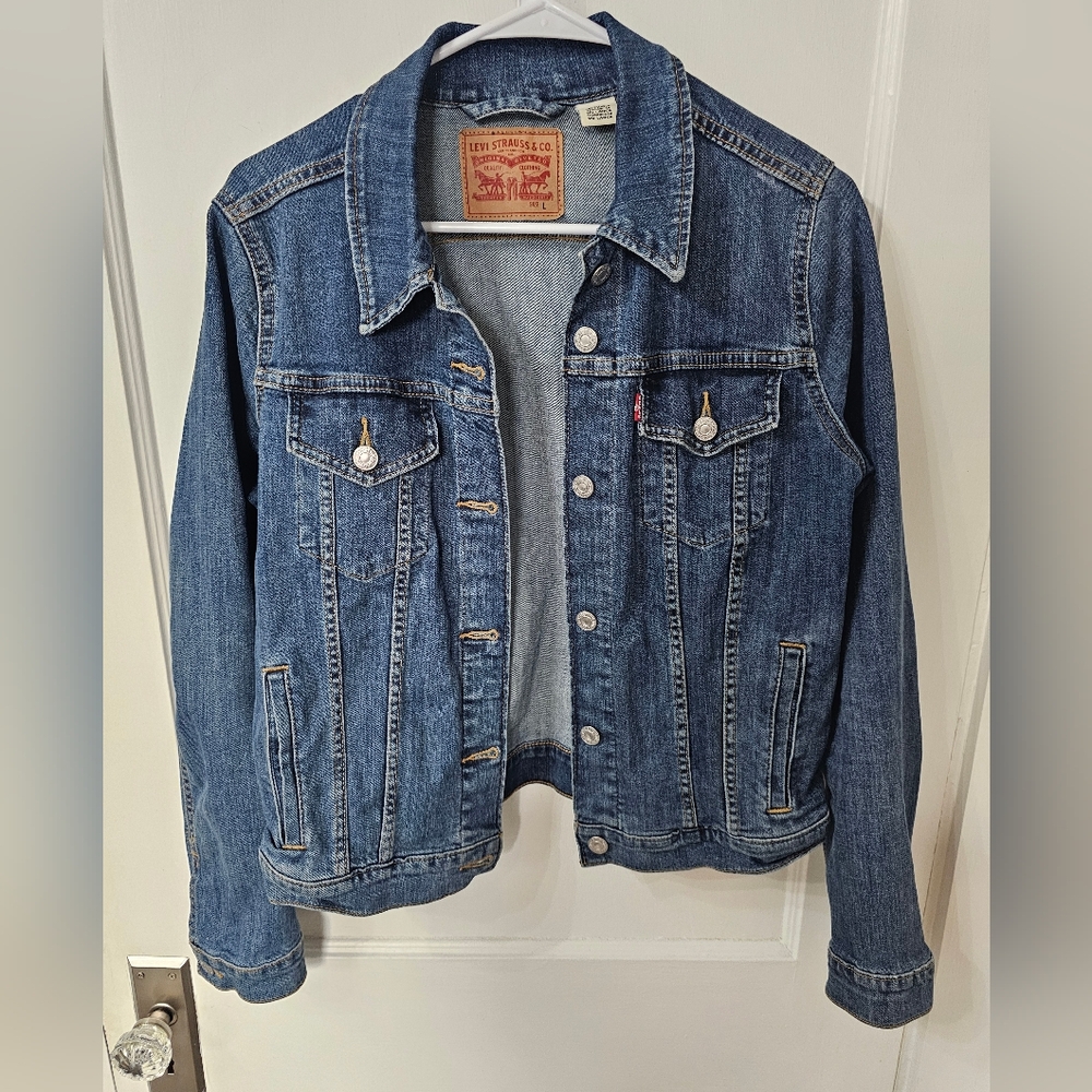 Levi's Jean jacket,  like new! Sz large but fitted style